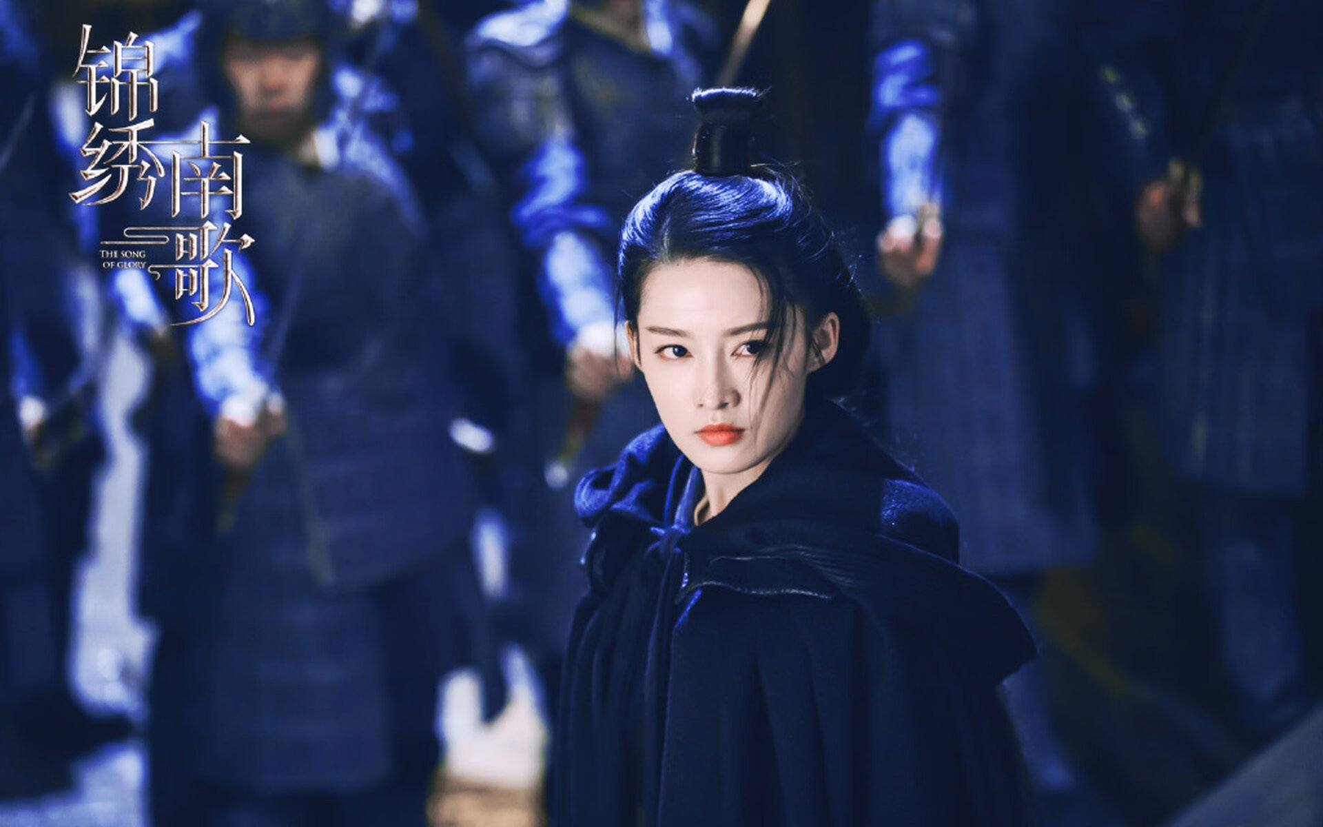 城市夜空激光划水，科技与运动的梦幻结合，夜空中的激光束